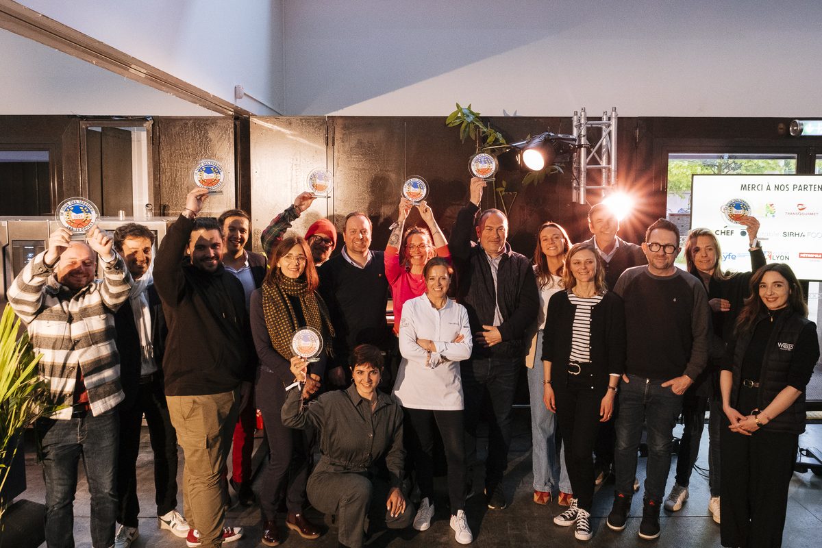 Les lauréats des Trophées des Terroirs brandissant leur trophée