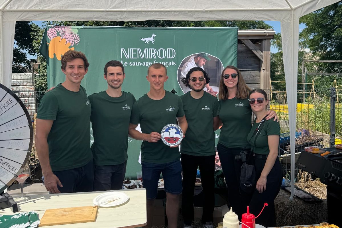 L'équipe de Nemrod, adhérente du Tour des Terroirs, sur son stand